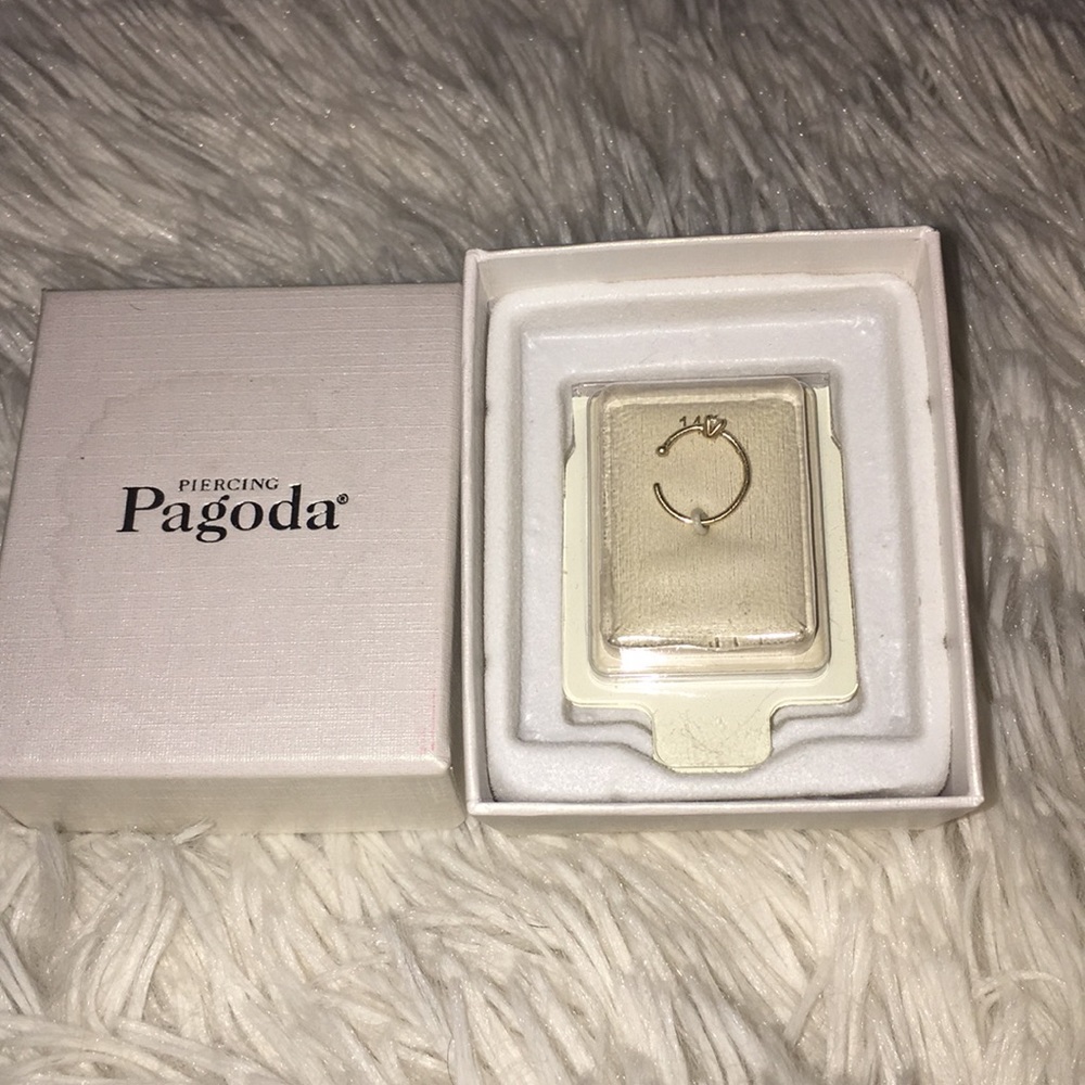 🌸1 HOUR SALE🌸14 karat ygold hoop ring w tiny gem